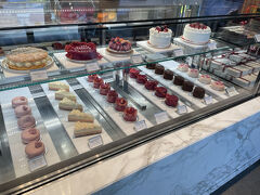 ホテル『アンダーズ 東京』の【ペストリー ショップ】の
ショーケースの写真。

2025年3月・4月限定！

桜のスイーツやホールケーキが並んでいます。

画像を拡大してご覧ください。

＜期間＞
2025年3月1日（土）～2025年4月30日（水）