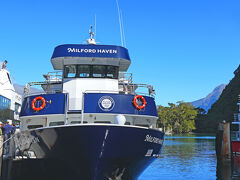 今回乗船するのはこちら、ミルフォードヘブン号です。
９時出発の第一便ですが、このころになるとそれなりに乗客は集まってきていました。