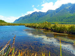 また、朝立ち寄ったミラーレイクに再訪です。
今度は風が出てしまったため、鏡のようにはなっていませんが、青空と白い雲が湖面に見えます。