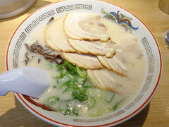 博多も友人と夕食の後〆のラーメンは博多駅12番ホームのラーメン屋です。
ココのラーメン、シンプルで特に特徴があるわけで無いけど美味しいんです。特に飲んだ後は