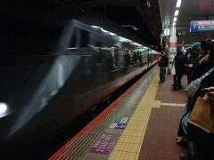この日の宿は博多駅で無く鳥栖です。
博多のホテルはインバウンドで高騰しており週末は1万以下で泊まる事は出来ません。
23時過ぎも特急で鳥栖へ向かいます。