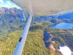 山上にはいくつかの山上湖が見えてきました。