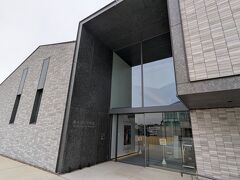 栃木市立美術館の外観。
まだ建設されて数年らしい。