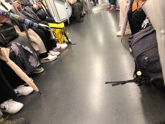 渋谷駅から日産スタジアムに向かいます。
今日は雨