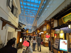 第3ターミナル羽田空港といえば江戸小路です。
江戸時代の雰囲気を味わえる場所で羽田空港の定番の場所です。
ここは3年前と変わらなかったです。
和食料理のお店が並んでいます。ただ、値段が非常に高いです。