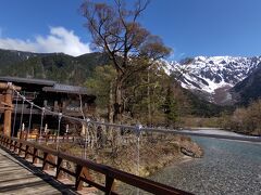 河童橋の目の前にあるホテル白樺荘さんを出発して、大正池方面へ向かいます。