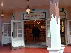 お土産屋さんへ