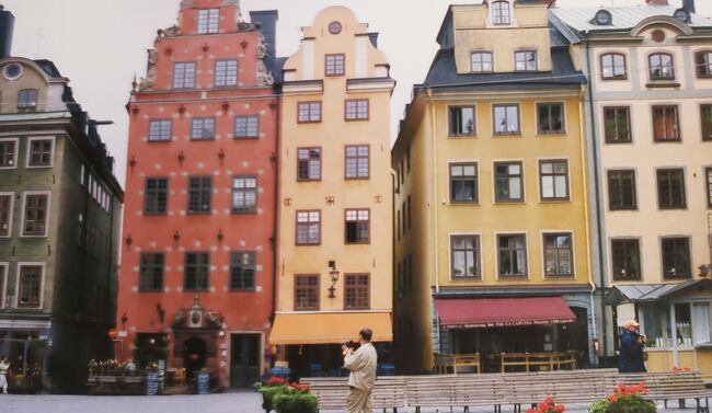 ガムラスタンにある大広場<br />周辺にはノーベル博物館のほか、レストランやカフェなどがある。ストックホルム最古の広場で、1520年にスウェ－デン独立派の貴族が処刑されたストックホルムの血浴の発生地でもある