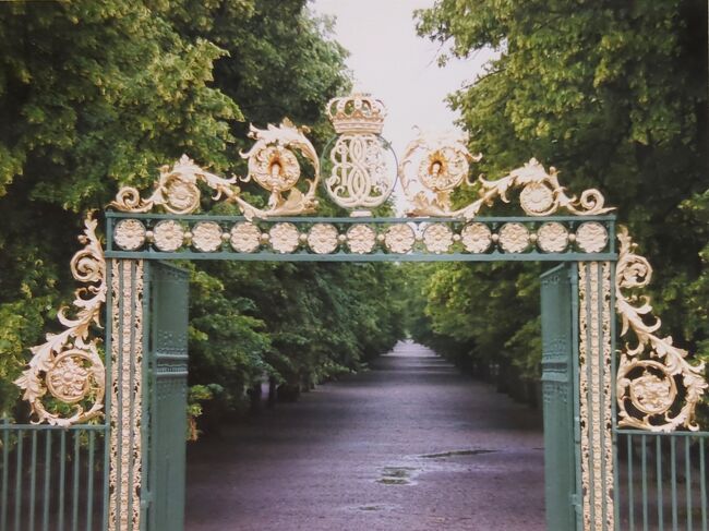 ストックホルムから地下鉄とバスを乗り継ぎドロットニングホルム宮殿へ<br />ドロットニングホルム宮殿は、スウェーデン・ストックホルム郊外のローベン島にある離宮である。この宮殿は、スウェーデン王カール11世の母后ヘトヴィヒ・エレオノーラの命令によって1662年に建設が始められ、庭園にバロック様式を採用して1686年に完成した。