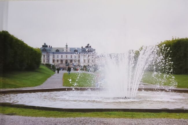 「ドロットニングホルム」はスウェーデン語で「王妃の小島」を意味する。「北欧のヴェルサイユ宮殿」の勇名を馳せる。<br />