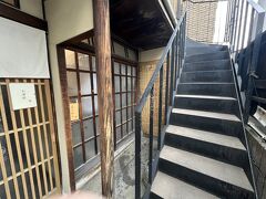 1階は料亭なのですが、奥の扉では立ち飲みもやってる不思議空間。