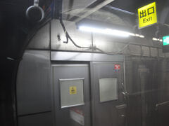 　頚城トンネルの途中に、トンネル駅　筒石駅があります。