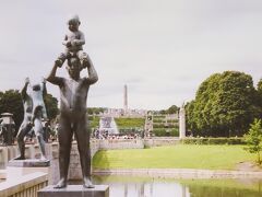 ヴィーゲラン彫刻公園は、ノルウェーの首都オスロの都心部から3km北西にある都市公園・フログネル公園の一部をなす彫刻庭園。