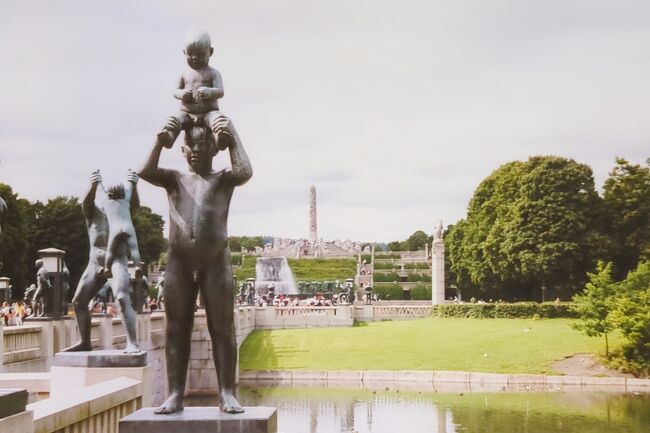 ヴィーゲラン彫刻公園は、ノルウェーの首都オスロの都心部から3km北西にある都市公園・フログネル公園の一部をなす彫刻庭園。