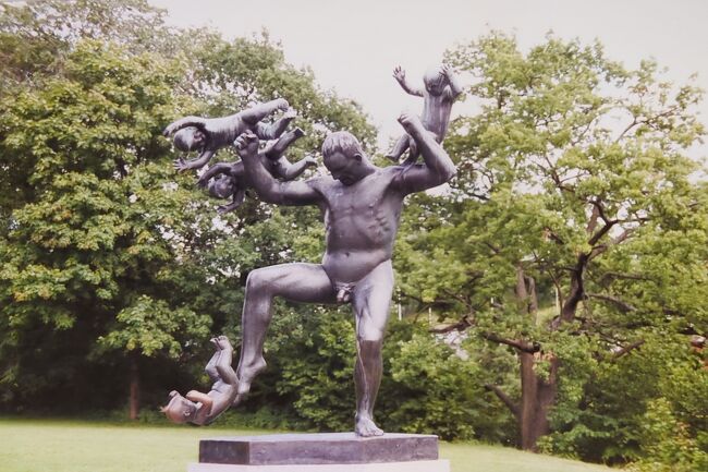 手足にからみついてくる赤子を、一生懸命振り払うかのような大人。