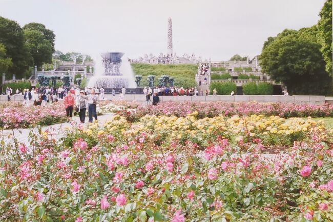 公園の先に巨大な石柱「モノリッテン」が見えます
