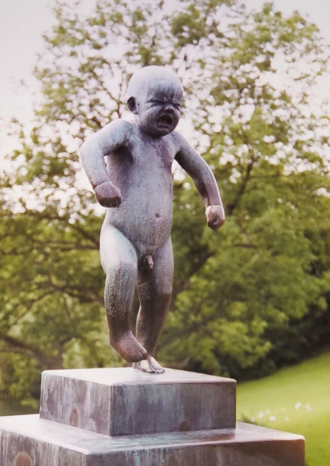 「怒りんぼう」<br />この作品は、小さな男の子が地団駄を踏んでいるように見えることから、ノルウェー語で「Sinnataggen」と命名されました。