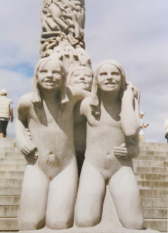 「モノリスの台地」は石で作られた四角い壇が階段状に積み重なり、その中央に円形の壇がさらに階段状に積み重なったもので、その頂上には巨大な石柱（モノリス、モノリット、またはモノリッテン Monolitten）が建っている。