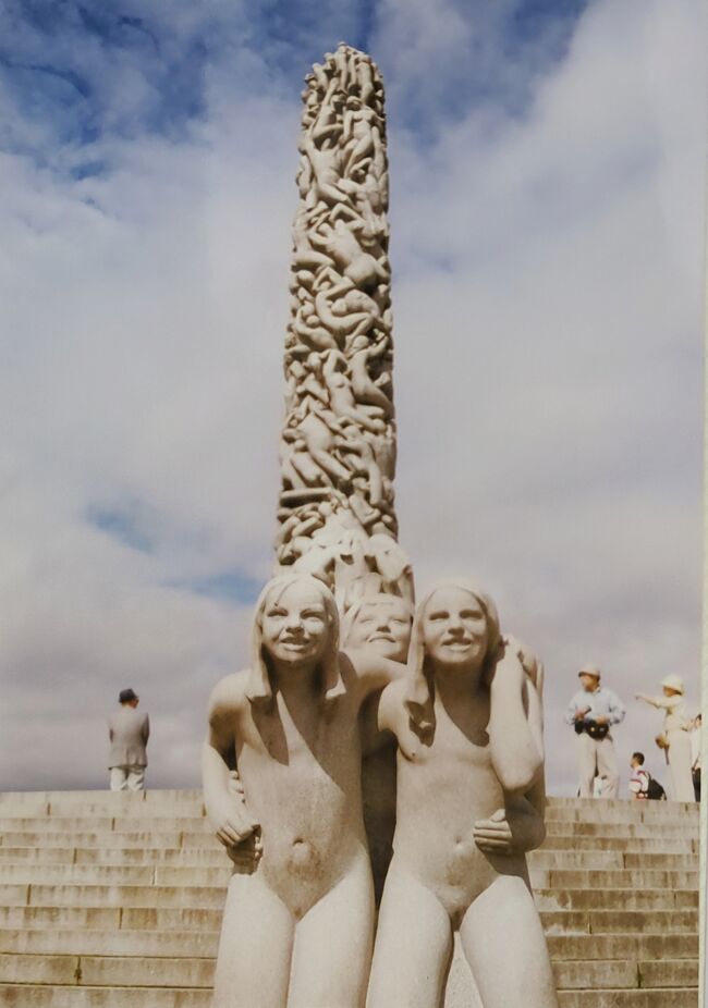 公園の一番高い地点である壇上には、この公園の目玉というべき作品・「モノリッテン」（モノリット、Monolitten、モノリス）が建っており、人目を惹いている。モノリスの語源はラテン語のモノリトゥス（monolithus）で、ギリシア語で「一枚の石」を意味するモノリトス（μονόλι?ος, monolithos, 「μόνος」＝ひとつの、「λί?ος」＝石）からきている。この「モノリッテン」も一枚岩から切り出されている。