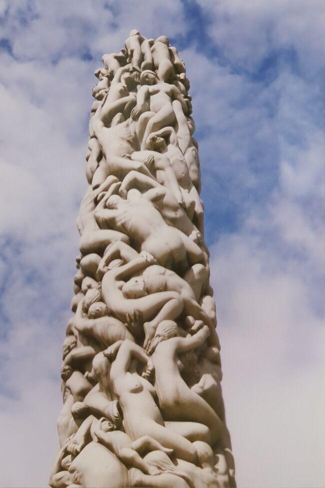 モノリッテンは14.12メートルの高さで、121人の人物像が浮彫にされている。これらの人物は裸体で抱き合うようにもつれ合い、積み重なりながら空へと伸びている。これは、精神的なもの、聖なるものにより近づこうともがく人間の欲を表しているとされる。