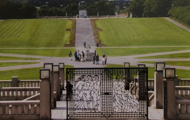 モノリスの台地の手前にある鋳鉄の門