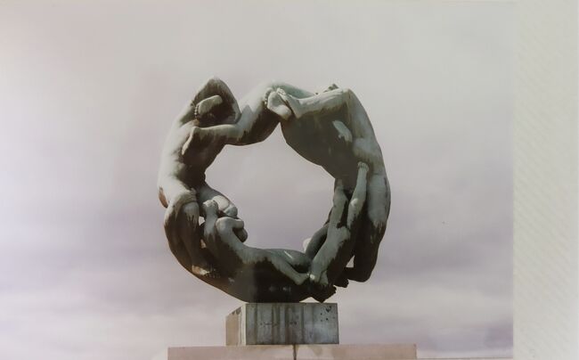 生命の環<br />「生命の環」は、4人の人物と1人の乳児が抱き合って花輪のように円形を描いており、調和の中に空中に浮かんでいる。この環は永遠のシンボルであり、この庭園のテーマである人生の始まりから終わりへの旅を象徴している。