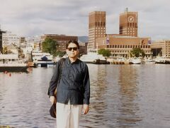 市庁舎をバックに