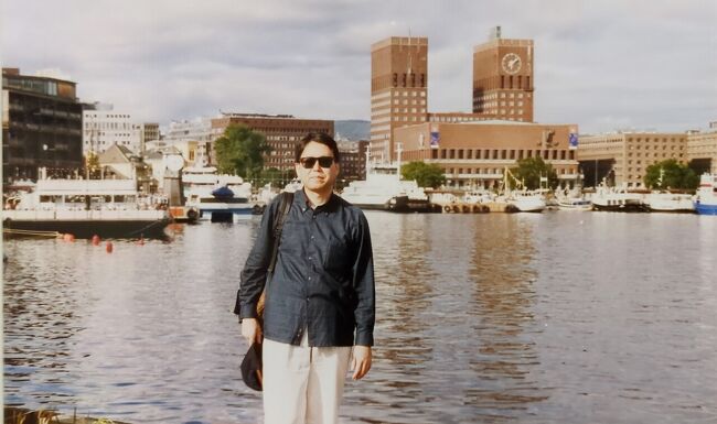 市庁舎をバックに