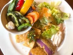 11時のオープンと同時に「かにふ」というお店に入りました。

こちらはベジタブルプレート。
外国人観光客向けに作られたメニューでしょうか。
お野菜たっぷりで美味しかったです。
