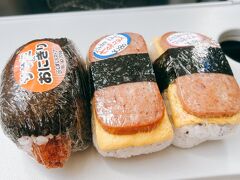 竹富島から石垣島に戻り、ターミナルのお店で夜用におにぎりをゲットしました。