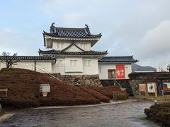 お城の敷地に入ります。