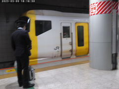 東京駅で乗り換えですが、新幹線からこの列車の乗り場迄、1駅分くらい歩いた気がします＾＾；