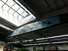 JR藤沢駅。改札上の魚のイラストは昔のまま。ミツクリザメとかマニアックで面白いのですが、江ノ島へ急ぐ人ばかりで見上げる人は少ない。
