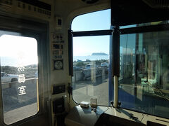 スラムダンクの踏切で有名な鎌倉高校前で乗り降りがあって運転席後ろの席にちゃっかり座れました。
サザンの歌詞でいうところのエボシラインこと国道134号は、思ったよりも流れていました。