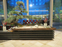 ヒルトンのエントランス

ヒルトン成田は国際的な雰囲気を感じます
外国航空会社クルーが多い
レストランは美味しいですし、ケーキ類もしっかりしています
ピザを焼く石窯があります
スタッフはしっかりと教育されいつも気持ちいいです
スパのスタッフは長年変わらずとてもフレンドリー
部屋は広いし衛生面も完璧です
