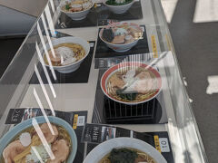 各ラーメン店のラーメンの見本が置かれている。