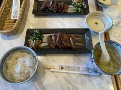 当初の予定通り、仙台駅到着早々にランチにします。
駅の3階の牛たんどおりにある「伊達の牛たん本舗」でいただきました。
2人とも牛たん定食にしました。私は牛たん3枚6切、夫は4枚8切です。
今後のこともあるため、アルコールなしです。
でも美味しくいただきました。
ただ、食べ終わった時には、店の前に行列ができていました。
早く食べて正解でした。
