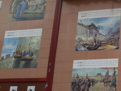 港方向へ続くメインロードには、三国志の場面を描いた壁画が一面に描かれます。
チャイナタウンは、清国の租界だった場所に拡がります。