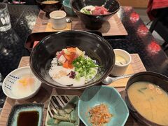 最後の日本食に選んだのはばくだん丼
クレカの特典でコートを無料預かりしてもらったので身軽になって行ってきまーす！