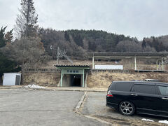 JR吾妻線
高崎駅→羽根尾駅

羽根尾駅も無人駅かつICカードをタッチするところがないので、切符を買って乗車します。
1,340円

高崎駅始発で出発の7分前ぐらいに車両が来ました。
乗客は多くなく、余裕で座れるぐらいだったのですが
渋川駅でさらに降りていき、最終的には1車両10人ぐらいになりました。
1時間半の乗車でしたがのびのびできたので、体の負担は軽かったです。

羽根尾駅到着。
少し雪が残っていました。

バスに乗って、いよいよ草津温泉に向かいます。

駅からバスに乗ったのは私を含めて3組でした。
やっぱり車や高速バスで向かう人が多いのでしょうか？
バスは路線バスではなく大きめの観光バスでした。
乗車券を取って乗車します。
乗客は70%ぐらい埋まっていました。
降りる時は現金だけでなく、カードタッチで決済もできました。