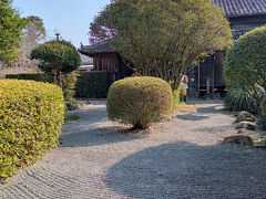 途中、右側にあった旧伊東祐正家住宅へ。
砂利が美しく整えられていて、歩くのがはばかられる・・