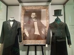 小村寿太郎は、飫肥出身で、ポーツマス条約を調印し日露戦争を終結に導いた明治の外交官です。
資料やビデオで生い立ちから業績まで紹介されていました。
こんな小柄な人がロシアの巨漢を相手にどのように渡り合えたのか。