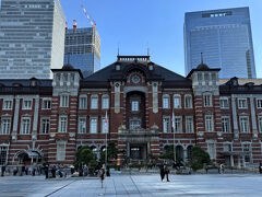 東京駅丸の内の赤レンガの駅舎
駅前広場はいつも混雑。
人は消しました。
最近のスマホってシュッとひとなでで人が消えちゃうのね。
あんまりやると不自然になるので、このくらいで許してやったらどうや～。笑