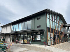 次に着いたのは「KADODEOOIGAWA」
比較的新しい道の駅です。
ここから大井川鐵道の列車が見れたり、子どもの施設もあり、美味しいものもあるということで立ち寄ってみました。