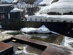 銀山川のほとりにある無料の足湯『和楽足湯』