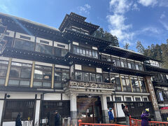 銀山温泉街を一番奥まで進むとある銀山温泉のシンボル 能登屋旅館。