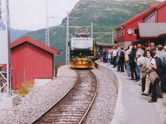 ミュルダール駅でフロム山岳鉄道に乗り換え