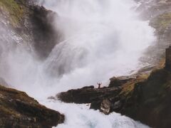 フロム山岳鉄道の途中で見ることができる全長93ｍのショース滝
途中下車して結構撮影タイムがありました
滝のそばで女性が踊っています
遠いので豆粒くらいにしか見えませんが
