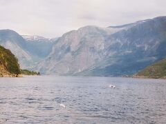 フロム山岳鉄道の終着駅フロム駅に到着。フロム駅からバスでグドバンゲンに移動
ソグネフィヨルドの最深部、枝分かれした細い先端部分のナールオイフィヨルド