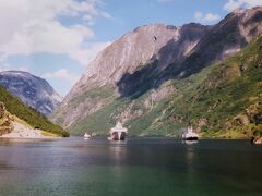 クルーズ船に乗船してソグネフィヨルドの最深部、枝分かれした細い先端部分のアウランフィヨルドとナールオイフィヨルドを観光